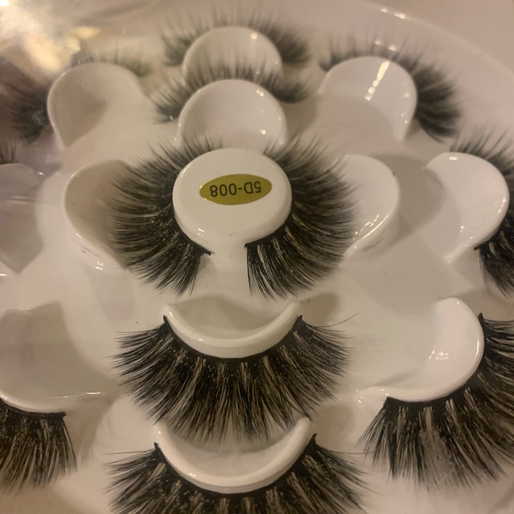 False eyelashes - Picture 3 of 3